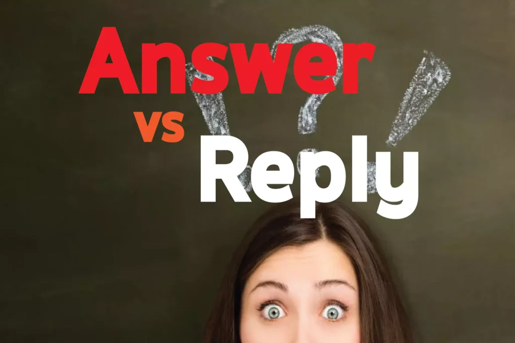 ภาพผู้หญิงทำหน้าสงสัย พร้อมข้อความ Answer vs Reply บนพื้นหลังกระดานดำ เพื่อสื่อถึงความแตกต่างของคำศัพท์ภาษาอังกฤษ